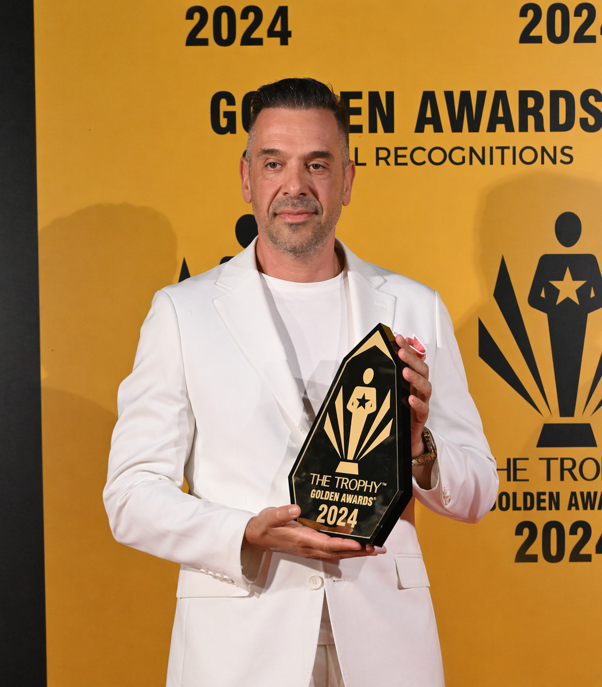 Ο ειδικός της LP Clinic παραλαμβάνει τα The Trophy Golden Awards 2024